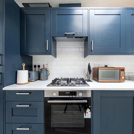 Cosy 1 Bed Apartment With Free Parking Close To Underground Station Zone 2 For Quick Access To Central London Up To 5 Guests المظهر الخارجي الصورة