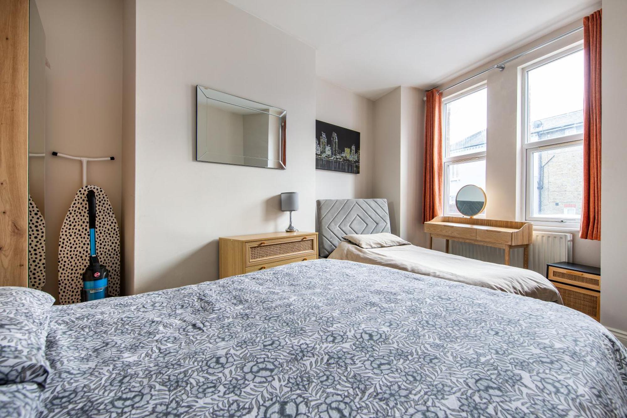 Cosy 1 Bed Apartment With Free Parking Close To Underground Station Zone 2 For Quick Access To Central London Up To 5 Guests المظهر الخارجي الصورة